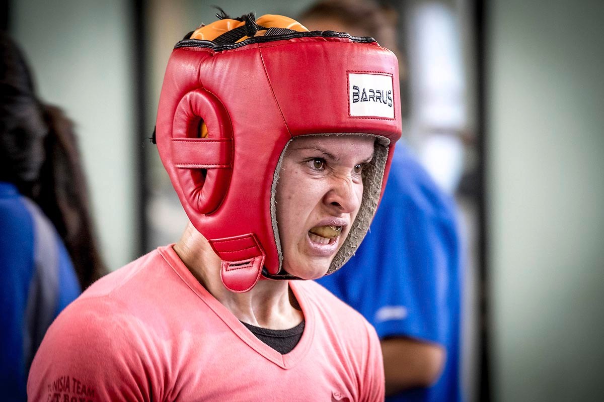 Casque rouge d'entraînement, matériel usé et partagé d'une séance à l'autre.