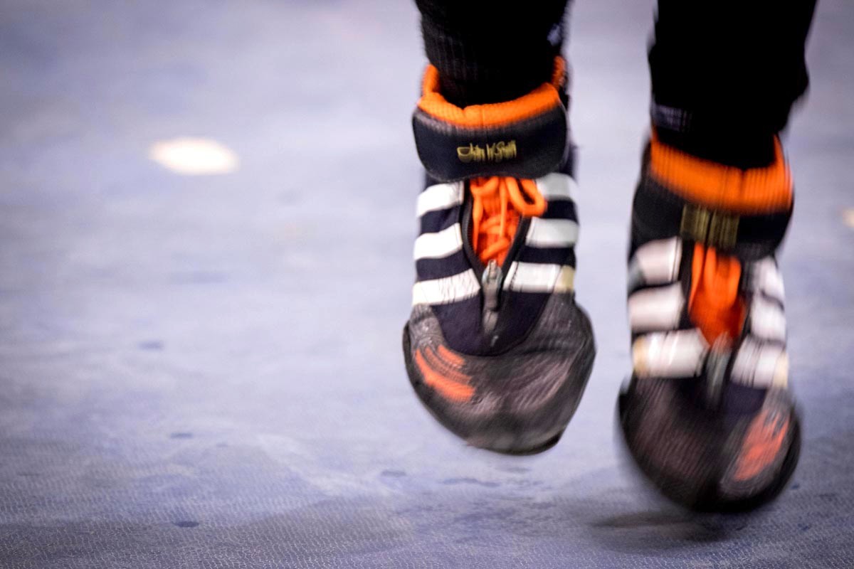 Chaussures de boxe en suspension : le détail qui dit l'usure des saisons.