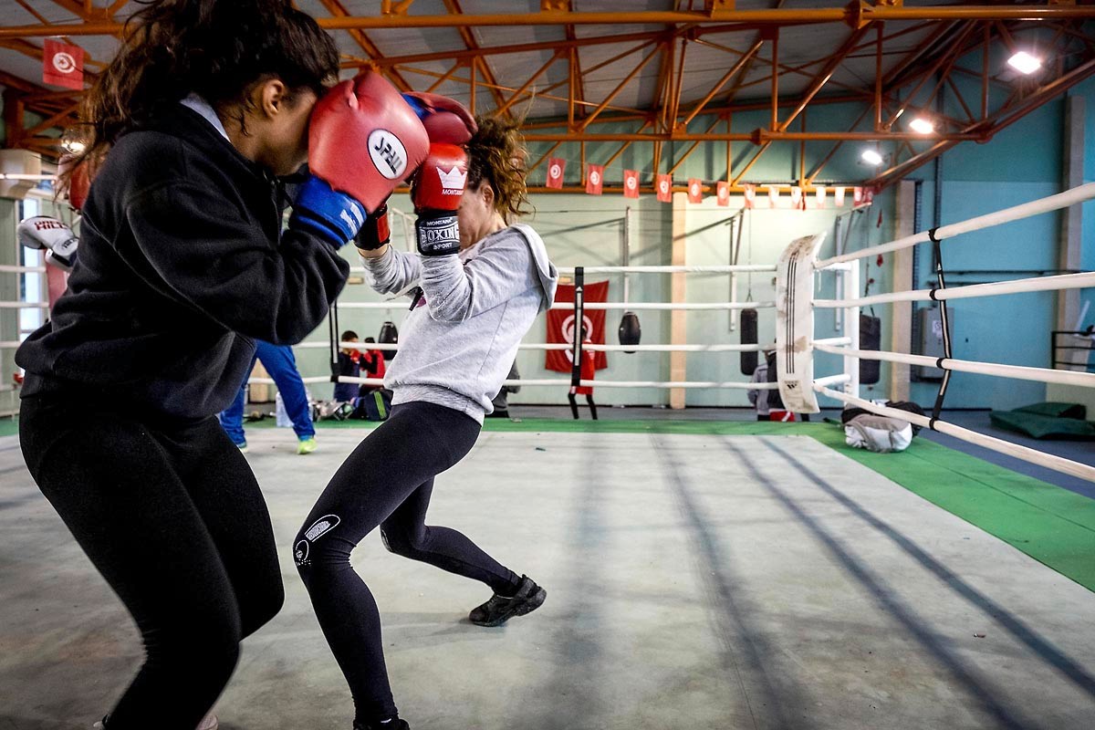 Corps à corps en sweat et legging, sur le ring.