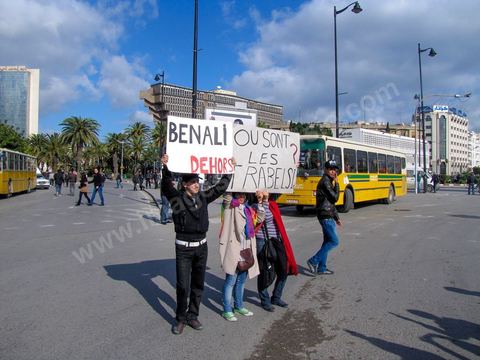 14 janvier 2011 : la grande manif du vendredi 14 janvier devant le ministère de l'intérieur sur l'Avenue Habib Bourguiba. La police donne l'ordre de tirer les cartouches de gaz lacrymogène pour disperser le peuple. Pendant ce temps l'ancien président Ben Ali fuyait du pays. Affrontement  de l'après midi entre les manifestants et la police.