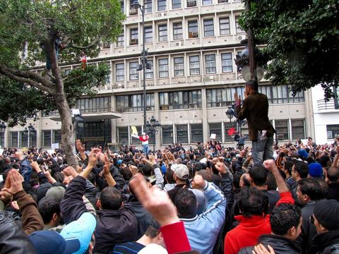 14 janvier 2011 : la grande manif du vendredi 14 janvier devant le ministère de l'intérieur sur l'Avenue Habib Bourguiba. La police donne l'ordre de tirer les cartouches de gaz lacrymogène pour disperser le peuple. Pendant ce temps l'ancien président Ben Ali fuyait du pays. Affrontement  de l'après midi entre les manifestants et la police.