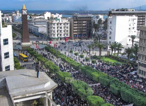 14 janvier 2011 : la grande manif du vendredi 14 janvier devant le ministère de l'intérieur sur l'Avenue Habib Bourguiba. La police donne l'ordre de tirer les cartouches de gaz lacrymogène pour disperser le peuple. Pendant ce temps l'ancien président Ben Ali fuyait du pays. Affrontement  de l'après midi entre les manifestants et la police.