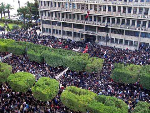 14 janvier 2011 : la grande manif du vendredi 14 janvier devant le ministère de l'intérieur sur l'Avenue Habib Bourguiba. La police donne l'ordre de tirer les cartouches de gaz lacrymogène pour disperser le peuple. Pendant ce temps l'ancien président Ben Ali fuyait du pays. Affrontement  de l'après midi entre les manifestants et la police.