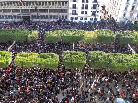 14 janvier 2011 : la grande manif du vendredi 14 janvier devant le ministère de l'intérieur sur l'Avenue Habib Bourguiba. La police donne l'ordre de tirer les cartouches de gaz lacrymogène pour disperser le peuple. Pendant ce temps l'ancien président Ben Ali fuyait du pays. Affrontement  de l'après midi entre les manifestants et la police.