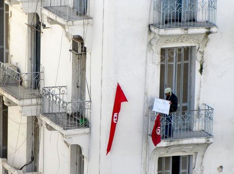 14 janvier 2011 : la grande manif du vendredi 14 janvier devant le ministère de l'intérieur sur l'Avenue Habib Bourguiba. La police donne l'ordre de tirer les cartouches de gaz lacrymogène pour disperser le peuple. Pendant ce temps l'ancien président Ben Ali fuyait du pays. Affrontement  de l'après midi entre les manifestants et la police.