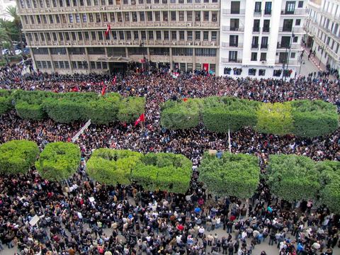 14 janvier 2011 : la grande manif du vendredi 14 janvier devant le ministère de l'intérieur sur l'Avenue Habib Bourguiba. La police donne l'ordre de tirer les cartouches de gaz lacrymogène pour disperser le peuple. Pendant ce temps l'ancien président Ben Ali fuyait du pays. Affrontement  de l'après midi entre les manifestants et la police.