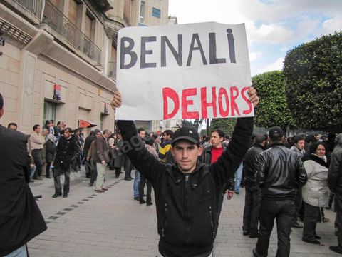 14 janvier 2011 : la grande manif du vendredi 14 janvier devant le ministère de l'intérieur sur l'Avenue Habib Bourguiba. La police donne l'ordre de tirer les cartouches de gaz lacrymogène pour disperser le peuple. Pendant ce temps l'ancien président Ben Ali fuyait du pays. Affrontement  de l'après midi entre les manifestants et la police.