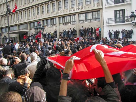 14 janvier 2011 : la grande manif du vendredi 14 janvier devant le ministère de l'intérieur sur l'Avenue Habib Bourguiba. La police donne l'ordre de tirer les cartouches de gaz lacrymogène pour disperser le peuple. Pendant ce temps l'ancien président Ben Ali fuyait du pays. Affrontement  de l'après midi entre les manifestants et la police.