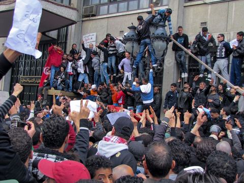 14 janvier 2011 : la grande manif du vendredi 14 janvier devant le ministère de l'intérieur sur l'Avenue Habib Bourguiba. La police donne l'ordre de tirer les cartouches de gaz lacrymogène pour disperser le peuple. Pendant ce temps l'ancien président Ben Ali fuyait du pays. Affrontement  de l'après midi entre les manifestants et la police.