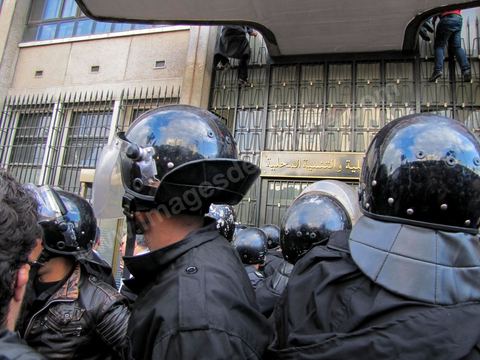 14 janvier 2011 : la grande manif du vendredi 14 janvier devant le ministère de l'intérieur sur l'Avenue Habib Bourguiba. La police donne l'ordre de tirer les cartouches de gaz lacrymogène pour disperser le peuple. Pendant ce temps l'ancien président Ben Ali fuyait du pays. Affrontement  de l'après midi entre les manifestants et la police.