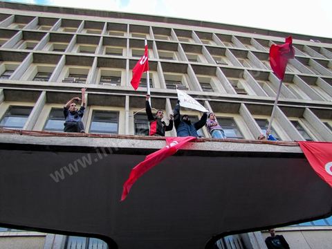 14 janvier 2011 : la grande manif du vendredi 14 janvier devant le ministère de l'intérieur sur l'Avenue Habib Bourguiba. La police donne l'ordre de tirer les cartouches de gaz lacrymogène pour disperser le peuple. Pendant ce temps l'ancien président Ben Ali fuyait du pays. Affrontement  de l'après midi entre les manifestants et la police.