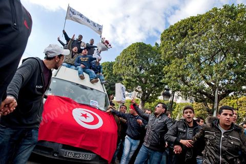 A funeral procession for a victim of police violence passed through downtown Tunis, from the Passage to Habib Bourguiba Avenue, joining the large demonstration on Friday, January 14, in front of the Ministry of the Interior on Habib Bourguiba Avenue. As these peaceful demonstrators passed by, the police gave the order to fire tear gas canisters to disperse the crowd. Meanwhile, former President Ben Ali was fleeing the country. 