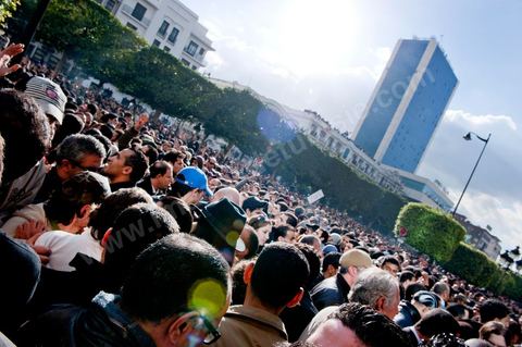 14 janvier 2011 : la grande manif du vendredi 14 janvier devant le ministère de l'intérieur sur l'Avenue Habib Bourguiba. La police donne l'ordre de tirer les cartouches de gaz lacrymogène pour disperser le peuple. Pendant ce temps l'ancien président Ben Ali fuyait du pays. Affrontement  de l'après midi entre les manifestants et la police.