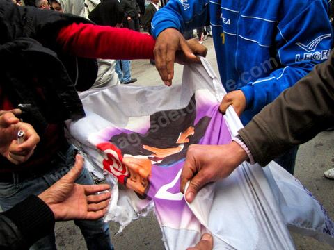14 janvier 2011 : la grande manif du vendredi 14 janvier devant le ministère de l'intérieur sur l'Avenue Habib Bourguiba. La police donne l'ordre de tirer les cartouches de gaz lacrymogène pour disperser le peuple. Pendant ce temps l'ancien président Ben Ali fuyait du pays. Affrontement  de l'après midi entre les manifestants et la police.