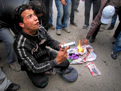 14 janvier 2011 : la grande manif du vendredi 14 janvier devant le ministère de l'intérieur sur l'Avenue Habib Bourguiba. La police donne l'ordre de tirer les cartouches de gaz lacrymogène pour disperser le peuple. Pendant ce temps l'ancien président Ben Ali fuyait du pays. Affrontement  de l'après midi entre les manifestants et la police.