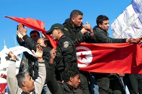 journée du 21/01/2011 : un grand nombre de policiers montent sur leurs camions et appel à leur soutien au mouvement du peuple et demande des excuses durant la manifestation sur la Place de la Kasbah devant les portes du Premier Ministère, le peuple tout uni demande la démission du Premier Ministre M. Ghanouchi, cette manifestation verra un mouvement spontané des policiers qui décident de manifester pour ecrtains d'entre eux avec le peuple tout en s'excusant pour tous ses actes faits durant la dictature policère de Ben Ali.