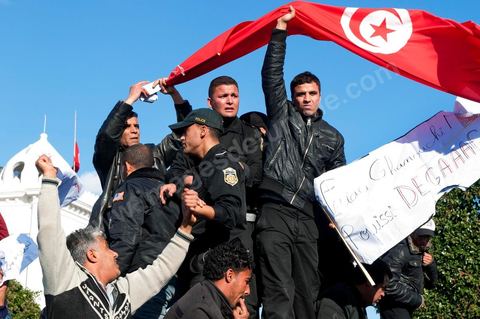 journée du 21/01/2011 : un grand nombre de policiers montent sur leurs camions et appel à leur soutien au mouvement du peuple et demande des excuses durant la manifestation sur la Place de la Kasbah devant les portes du Premier Ministère, le peuple tout uni demande la démission du Premier Ministre M. Ghanouchi, cette manifestation verra un mouvement spontané des policiers qui décident de manifester pour ecrtains d'entre eux avec le peuple tout en s'excusant pour tous ses actes faits durant la dictature policère de Ben Ali.