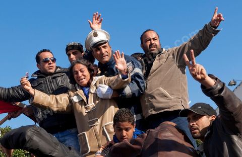 journée du 21/01/2011 : un grand nombre de policiers montent sur leurs camions et appel à leur soutien au mouvement du peuple et demande des excuses durant la manifestation sur la Place de la Kasbah devant les portes du Premier Ministère, le peuple tout uni demande la démission du Premier Ministre M. Ghanouchi, cette manifestation verra un mouvement spontané des policiers qui décident de manifester pour ecrtains d'entre eux avec le peuple tout en s'excusant pour tous ses actes faits durant la dictature policère de Ben Ali.