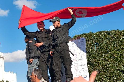 journée du 21/01/2011 : un grand nombre de policiers montent sur leurs camions et appel à leur soutien au mouvement du peuple et demande des excuses durant la manifestation sur la Place de la Kasbah devant les portes du Premier Ministère, le peuple tout uni demande la démission du Premier Ministre M. Ghanouchi, cette manifestation verra un mouvement spontané des policiers qui décident de manifester pour ecrtains d'entre eux avec le peuple tout en s'excusant pour tous ses actes faits durant la dictature policère de Ben Ali.