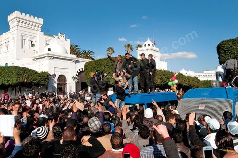 journée du 21/01/2011 : un grand nombre de policiers montent sur leurs camions et appel à leur soutien au mouvement du peuple et demande des excuses durant la manifestation sur la Place de la Kasbah devant les portes du Premier Ministère, le peuple tout uni demande la démission du Premier Ministre M. Ghanouchi, cette manifestation verra un mouvement spontané des policiers qui décident de manifester pour ecrtains d'entre eux avec le peuple tout en s'excusant pour tous ses actes faits durant la dictature policère de Ben Ali.