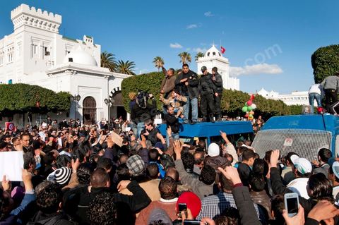 journée du 21/01/2011 : un grand nombre de policiers montent sur leurs camions et appel à leur soutien au mouvement du peuple et demande des excuses durant la manifestation sur la Place de la Kasbah devant les portes du Premier Ministère, le peuple tout uni demande la démission du Premier Ministre M. Ghanouchi, cette manifestation verra un mouvement spontané des policiers qui décident de manifester pour ecrtains d'entre eux avec le peuple tout en s'excusant pour tous ses actes faits durant la dictature policère de Ben Ali.