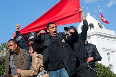 journée du 21/01/2011 : un grand nombre de policiers montent sur leurs camions et appel à leur soutien au mouvement du peuple et demande des excuses durant la manifestation sur la Place de la Kasbah devant les portes du Premier Ministère, le peuple tout uni demande la démission du Premier Ministre M. Ghanouchi, cette manifestation verra un mouvement spontané des policiers qui décident de manifester pour ecrtains d'entre eux avec le peuple tout en s'excusant pour tous ses actes faits durant la dictature policère de Ben Ali.