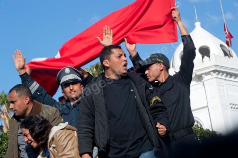 journée du 21/01/2011 : un grand nombre de policiers montent sur leurs camions et appel à leur soutien au mouvement du peuple et demande des excuses durant la manifestation sur la Place de la Kasbah devant les portes du Premier Ministère, le peuple tout uni demande la démission du Premier Ministre M. Ghanouchi, cette manifestation verra un mouvement spontané des policiers qui décident de manifester pour ecrtains d'entre eux avec le peuple tout en s'excusant pour tous ses actes faits durant la dictature policère de Ben Ali.
