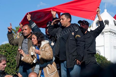journée du 21/01/2011 : un grand nombre de policiers montent sur leurs camions et appel à leur soutien au mouvement du peuple et demande des excuses durant la manifestation sur la Place de la Kasbah devant les portes du Premier Ministère, le peuple tout uni demande la démission du Premier Ministre M. Ghanouchi, cette manifestation verra un mouvement spontané des policiers qui décident de manifester pour ecrtains d'entre eux avec le peuple tout en s'excusant pour tous ses actes faits durant la dictature policère de Ben Ali.