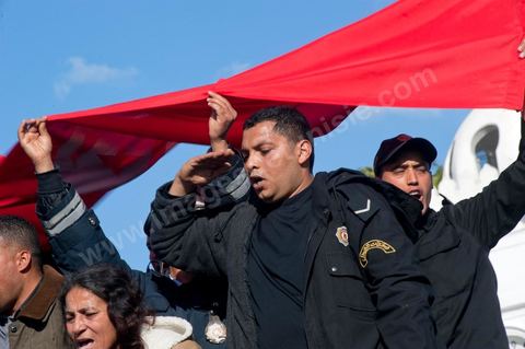 journée du 21/01/2011 : un grand nombre de policiers montent sur leurs camions et appel à leur soutien au mouvement du peuple et demande des excuses durant la manifestation sur la Place de la Kasbah devant les portes du Premier Ministère, le peuple tout uni demande la démission du Premier Ministre M. Ghanouchi, cette manifestation verra un mouvement spontané des policiers qui décident de manifester pour ecrtains d'entre eux avec le peuple tout en s'excusant pour tous ses actes faits durant la dictature policère de Ben Ali.