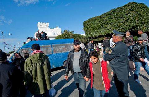 journée du 21/01/2011 : un grand nombre de policiers montent sur leurs camions et appel à leur soutien au mouvement du peuple et demande des excuses durant la manifestation sur la Place de la Kasbah devant les portes du Premier Ministère, le peuple tout uni demande la démission du Premier Ministre M. Ghanouchi, cette manifestation verra un mouvement spontané des policiers qui décident de manifester pour ecrtains d'entre eux avec le peuple tout en s'excusant pour tous ses actes faits durant la dictature policère de Ben Ali.