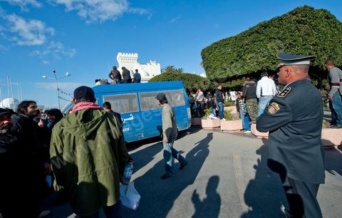 journée du 21/01/2011 : un grand nombre de policiers montent sur leurs camions et appel à leur soutien au mouvement du peuple et demande des excuses durant la manifestation sur la Place de la Kasbah devant les portes du Premier Ministère, le peuple tout uni demande la démission du Premier Ministre M. Ghanouchi, cette manifestation verra un mouvement spontané des policiers qui décident de manifester pour ecrtains d'entre eux avec le peuple tout en s'excusant pour tous ses actes faits durant la dictature policère de Ben Ali.