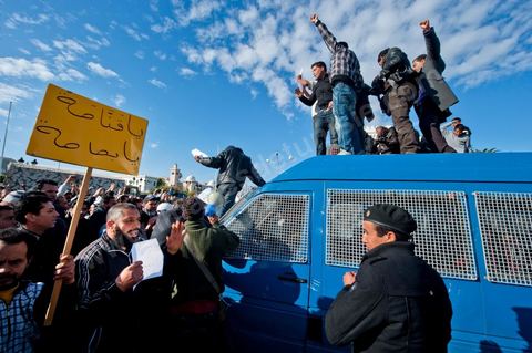 journée du 21/01/2011 : un grand nombre de policiers montent sur leurs camions et appel à leur soutien au mouvement du peuple et demande des excuses durant la manifestation sur la Place de la Kasbah devant les portes du Premier Ministère, le peuple tout uni demande la démission du Premier Ministre M. Ghanouchi, cette manifestation verra un mouvement spontané des policiers qui décident de manifester pour ecrtains d'entre eux avec le peuple tout en s'excusant pour tous ses actes faits durant la dictature policère de Ben Ali.