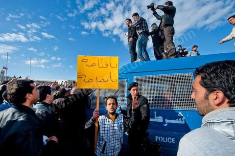 journée du 21/01/2011 : un grand nombre de policiers montent sur leurs camions et appel à leur soutien au mouvement du peuple et demande des excuses durant la manifestation sur la Place de la Kasbah devant les portes du Premier Ministère, le peuple tout uni demande la démission du Premier Ministre M. Ghanouchi, cette manifestation verra un mouvement spontané des policiers qui décident de manifester pour ecrtains d'entre eux avec le peuple tout en s'excusant pour tous ses actes faits durant la dictature policère de Ben Ali.