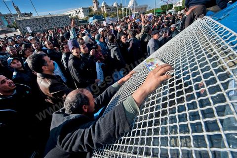 journée du 21/01/2011 : un grand nombre de policiers montent sur leurs camions et appel à leur soutien au mouvement du peuple et demande des excuses durant la manifestation sur la Place de la Kasbah devant les portes du Premier Ministère, le peuple tout uni demande la démission du Premier Ministre M. Ghanouchi, cette manifestation verra un mouvement spontané des policiers qui décident de manifester pour ecrtains d'entre eux avec le peuple tout en s'excusant pour tous ses actes faits durant la dictature policère de Ben Ali.