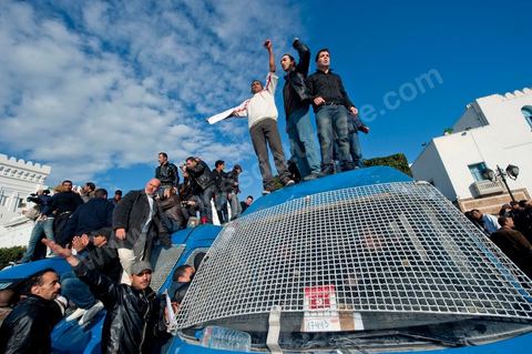 journée du 21/01/2011 : un grand nombre de policiers montent sur leurs camions et appel à leur soutien au mouvement du peuple et demande des excuses durant la manifestation sur la Place de la Kasbah devant les portes du Premier Ministère, le peuple tout uni demande la démission du Premier Ministre M. Ghanouchi, cette manifestation verra un mouvement spontané des policiers qui décident de manifester pour ecrtains d'entre eux avec le peuple tout en s'excusant pour tous ses actes faits durant la dictature policère de Ben Ali.