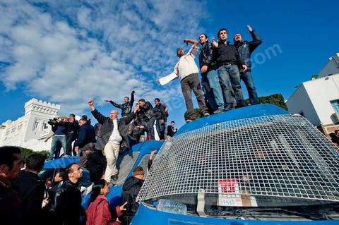 journée du 21/01/2011 : un grand nombre de policiers montent sur leurs camions et appel à leur soutien au mouvement du peuple et demande des excuses durant la manifestation sur la Place de la Kasbah devant les portes du Premier Ministère, le peuple tout uni demande la démission du Premier Ministre M. Ghanouchi, cette manifestation verra un mouvement spontané des policiers qui décident de manifester pour ecrtains d'entre eux avec le peuple tout en s'excusant pour tous ses actes faits durant la dictature policère de Ben Ali.