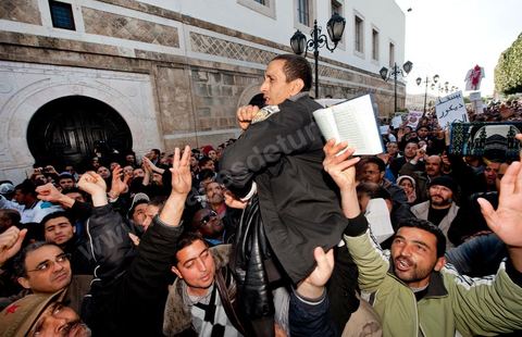 journée du 21/01/2011 : un grand nombre de policiers montent sur leurs camions et appel à leur soutien au mouvement du peuple et demande des excuses durant la manifestation sur la Place de la Kasbah devant les portes du Premier Ministère, le peuple tout uni demande la démission du Premier Ministre M. Ghanouchi, cette manifestation verra un mouvement spontané des policiers qui décident de manifester pour ecrtains d'entre eux avec le peuple tout en s'excusant pour tous ses actes faits durant la dictature policère de Ben Ali.