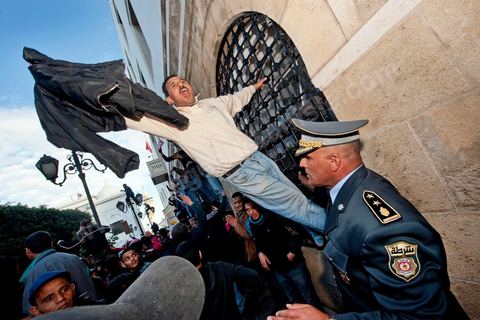 journée du 21/01/2011 : un grand nombre de policiers montent sur leurs camions et appel à leur soutien au mouvement du peuple et demande des excuses durant la manifestation sur la Place de la Kasbah devant les portes du Premier Ministère, le peuple tout uni demande la démission du Premier Ministre M. Ghanouchi, cette manifestation verra un mouvement spontané des policiers qui décident de manifester pour ecrtains d'entre eux avec le peuple tout en s'excusant pour tous ses actes faits durant la dictature policère de Ben Ali.