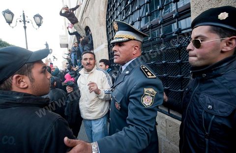 journée du 21/01/2011 : un grand nombre de policiers montent sur leurs camions et appel à leur soutien au mouvement du peuple et demande des excuses durant la manifestation sur la Place de la Kasbah devant les portes du Premier Ministère, le peuple tout uni demande la démission du Premier Ministre M. Ghanouchi, cette manifestation verra un mouvement spontané des policiers qui décident de manifester pour ecrtains d'entre eux avec le peuple tout en s'excusant pour tous ses actes faits durant la dictature policère de Ben Ali.