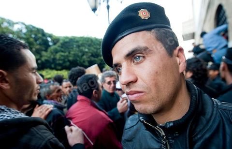 journée du 21/01/2011 : un grand nombre de policiers montent sur leurs camions et appel à leur soutien au mouvement du peuple et demande des excuses durant la manifestation sur la Place de la Kasbah devant les portes du Premier Ministère, le peuple tout uni demande la démission du Premier Ministre M. Ghanouchi, cette manifestation verra un mouvement spontané des policiers qui décident de manifester pour ecrtains d'entre eux avec le peuple tout en s'excusant pour tous ses actes faits durant la dictature policère de Ben Ali.