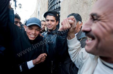 journée du 21/01/2011 : un grand nombre de policiers montent sur leurs camions et appel à leur soutien au mouvement du peuple et demande des excuses durant la manifestation sur la Place de la Kasbah devant les portes du Premier Ministère, le peuple tout uni demande la démission du Premier Ministre M. Ghanouchi, cette manifestation verra un mouvement spontané des policiers qui décident de manifester pour ecrtains d'entre eux avec le peuple tout en s'excusant pour tous ses actes faits durant la dictature policère de Ben Ali.