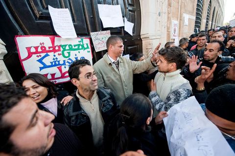 journée du 21/01/2011 : Devant la porte du Premier Ministère les manifestants placardent leurs messages de mécontentement durant la manifestation sur la Place de la Kasbah devant les portes du Premier Ministère, le peuple tout uni demande la démission du Premier Ministre M. Ghanouchi, cette manifestation verra un mouvement spontané des policiers qui décident de manifester pour ecrtains d'entre eux avec le peuple tout en s'excusant pour tous ses actes faits durant la dictature policère de Ben Ali.