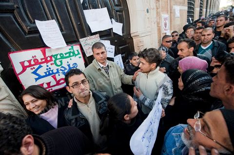 journée du 21/01/2011 : Devant la porte du Premier Ministère les manifestants placardent leurs messages de mécontentement durant la manifestation sur la Place de la Kasbah devant les portes du Premier Ministère, le peuple tout uni demande la démission du Premier Ministre M. Ghanouchi, cette manifestation verra un mouvement spontané des policiers qui décident de manifester pour ecrtains d'entre eux avec le peuple tout en s'excusant pour tous ses actes faits durant la dictature policère de Ben Ali.