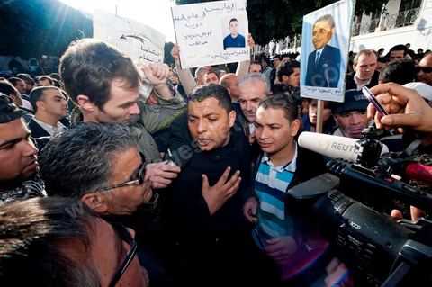 journée du 21/01/2011 : Policier qui répond à des interviews de la presse internationale où il explique comment ils devaient répondre aux ordres tentant de se justifier et de s'excuser pour les actes faits par la police durant la dictature de Ben Ali. Manifestation sur la Place de la Kasbah devant les portes du Premier Ministère, le peuple tout uni demande la démission du Premier Ministre M. Ghanouchi, cette manifestation verra un mouvement spontané des policiers qui décident de manifester pour ecrtains d'entre eux avec le peuple tout en s'excusant pour tous ses actes faits durant la dictature policère de Ben Ali.