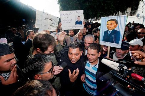 journée du 21/01/2011 : Policier qui répond à des interviews de la presse internationale où il explique comment ils devaient répondre aux ordres tentant de se justifier et de s'excuser pour les actes faits par la police durant la dictature de Ben Ali. Manifestation sur la Place de la Kasbah devant les portes du Premier Ministère, le peuple tout uni demande la démission du Premier Ministre M. Ghanouchi, cette manifestation verra un mouvement spontané des policiers qui décident de manifester pour ecrtains d'entre eux avec le peuple tout en s'excusant pour tous ses actes faits durant la dictature policère de Ben Ali.