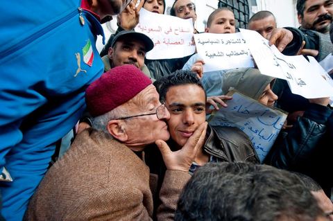 journée du 21/01/2011 : manifestation sur la Place de la Kasbah devant les portes du Premier Ministère, le peuple tout uni demande la démission du Premier Ministre M. Ghanouchi, cette manifestation verra un mouvement spontané des policiers qui décident de manifester pour ecrtains d'entre eux avec le peuple tout en s'excusant pour tous ses actes faits durant la dictature policère de Ben Ali.