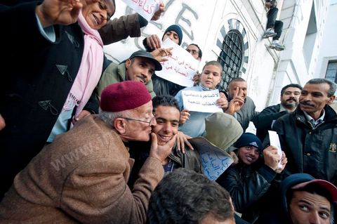 journée du 21/01/2011 : manifestation sur la Place de la Kasbah devant les portes du Premier Ministère, le peuple tout uni demande la démission du Premier Ministre M. Ghanouchi, cette manifestation verra un mouvement spontané des policiers qui décident de manifester pour ecrtains d'entre eux avec le peuple tout en s'excusant pour tous ses actes faits durant la dictature policère de Ben Ali.