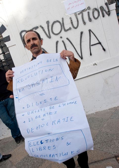 journée du 21/01/2011 : manifestation sur la Place de la Kasbah devant les portes du Premier Ministère, le peuple tout uni demande la démission du Premier Ministre M. Ghanouchi, cette manifestation verra un mouvement spontané des policiers qui décident de manifester pour ecrtains d'entre eux avec le peuple tout en s'excusant pour tous ses actes faits durant la dictature policère de Ben Ali.