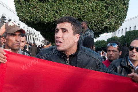 journée du 21/01/2011 : un grand nombre de policiers montent sur leurs camions et appel à leur soutien au mouvement du peuple et demande des excuses durant la manifestation sur la Place de la Kasbah devant les portes du Premier Ministère, le peuple tout uni demande la démission du Premier Ministre M. Ghanouchi, cette manifestation verra un mouvement spontané des policiers qui décident de manifester pour ecrtains d'entre eux avec le peuple tout en s'excusant pour tous ses actes faits durant la dictature policère de Ben Ali.