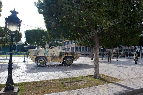 The Tunisian army and soldiers in front of the Ministry of the Interior on Habib Bourguiba Avenue in Tunis